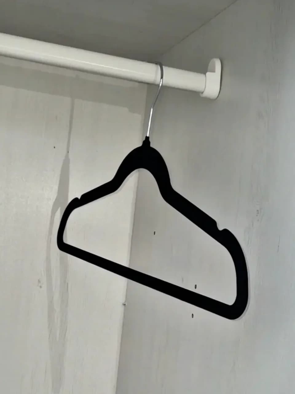 Cintres en velours antiderapants accroches dans une penderie