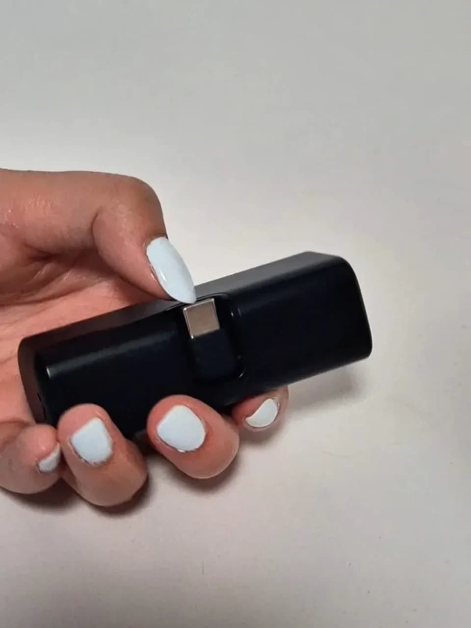 Chargeur portable Anker Nano 5000mAh posé sur fond blanc, vue de face