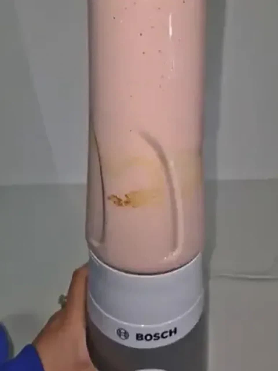 Blender Bosch MMB2111T Mini Highspeed posé sur un plan de travail